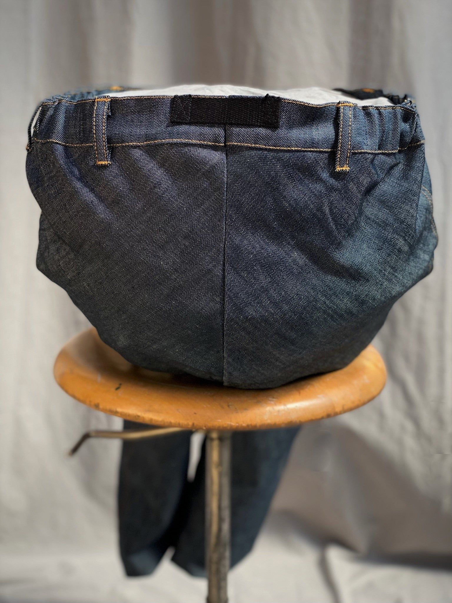 Detaljbild bak på byxan