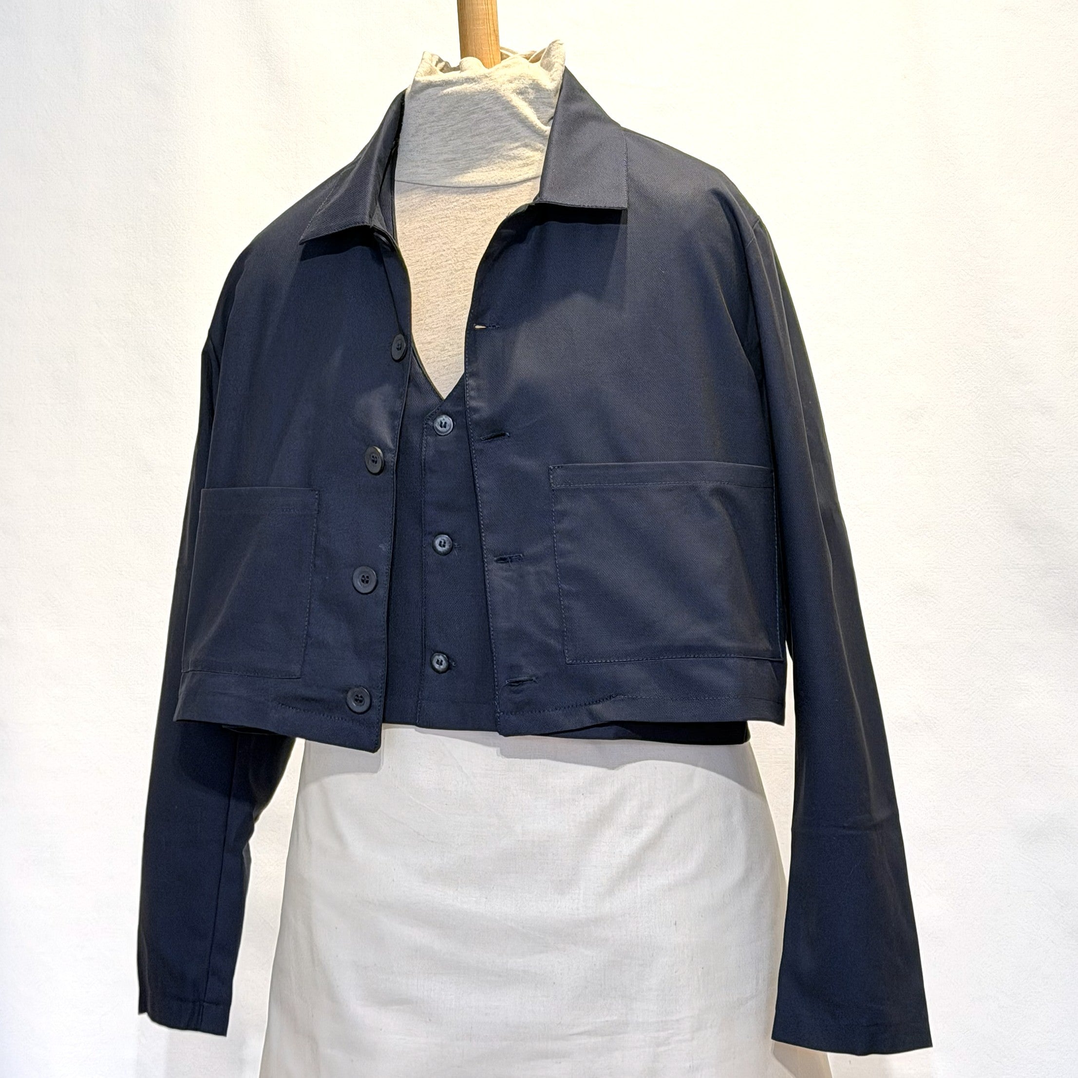 Jacka i marinblått tyg