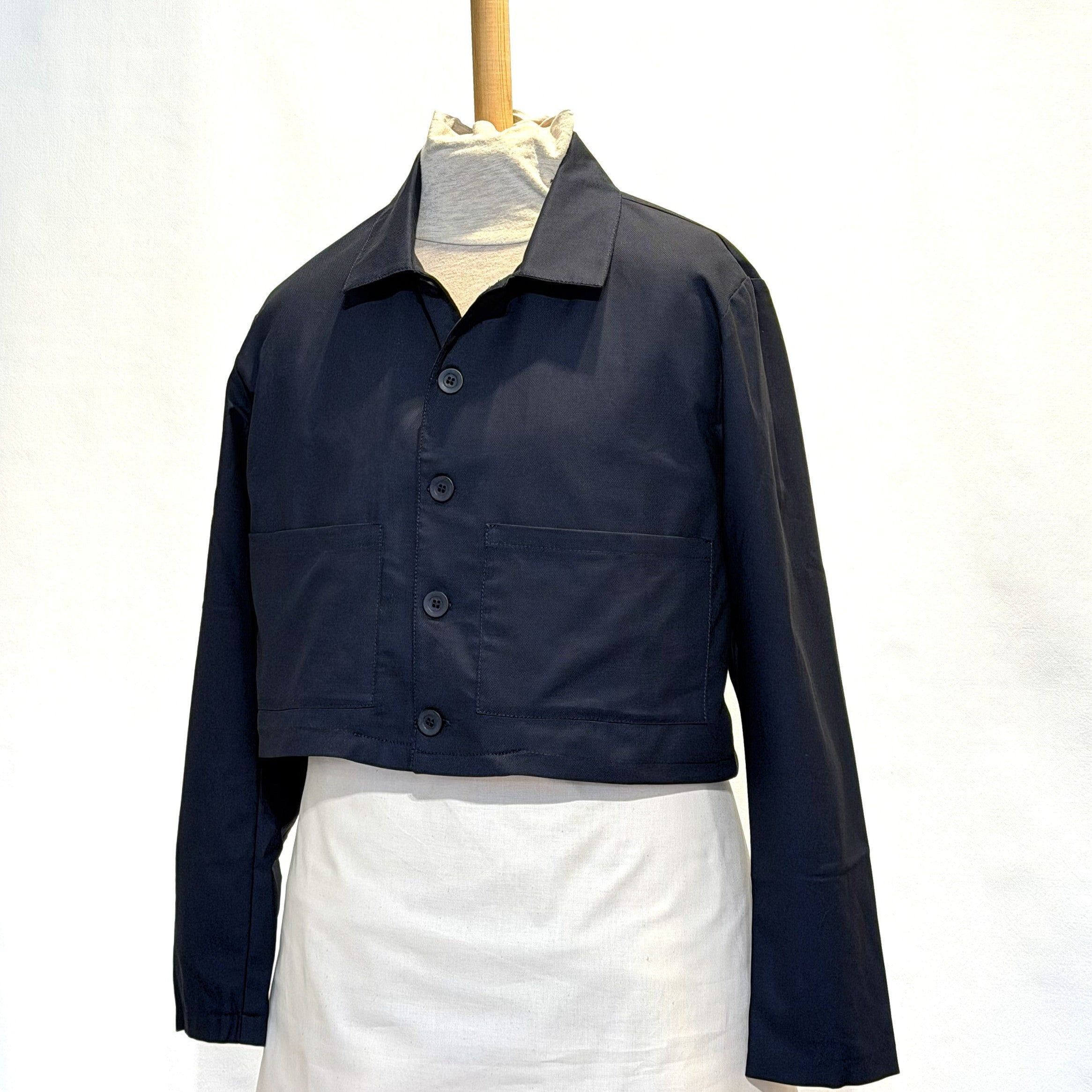 Jacka i marinblått tyg